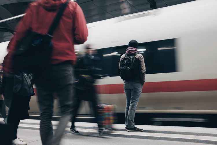 Ilustrasi penumpang kereta api di Berlin Central Station di Berlin, Jerman.