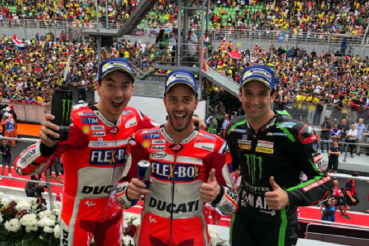 Jorge Lorenzo, Andrea Dovizioso, Johann Zarco, berfoto membelakangi penonton usai victory ceremony MotoGP Sepang, Malaysia 2017, Minggu(29/10/2017). 