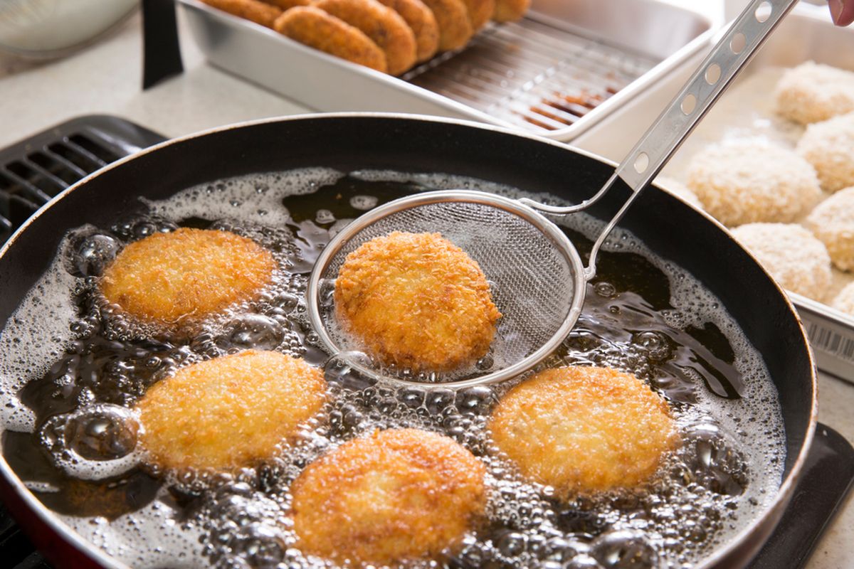 Ilustrasi menggoreng kroket. Kroket biasanya berbahan dasar kentang, tetapi nasi sisa juga bisa dijadikan camilan satu ini.
