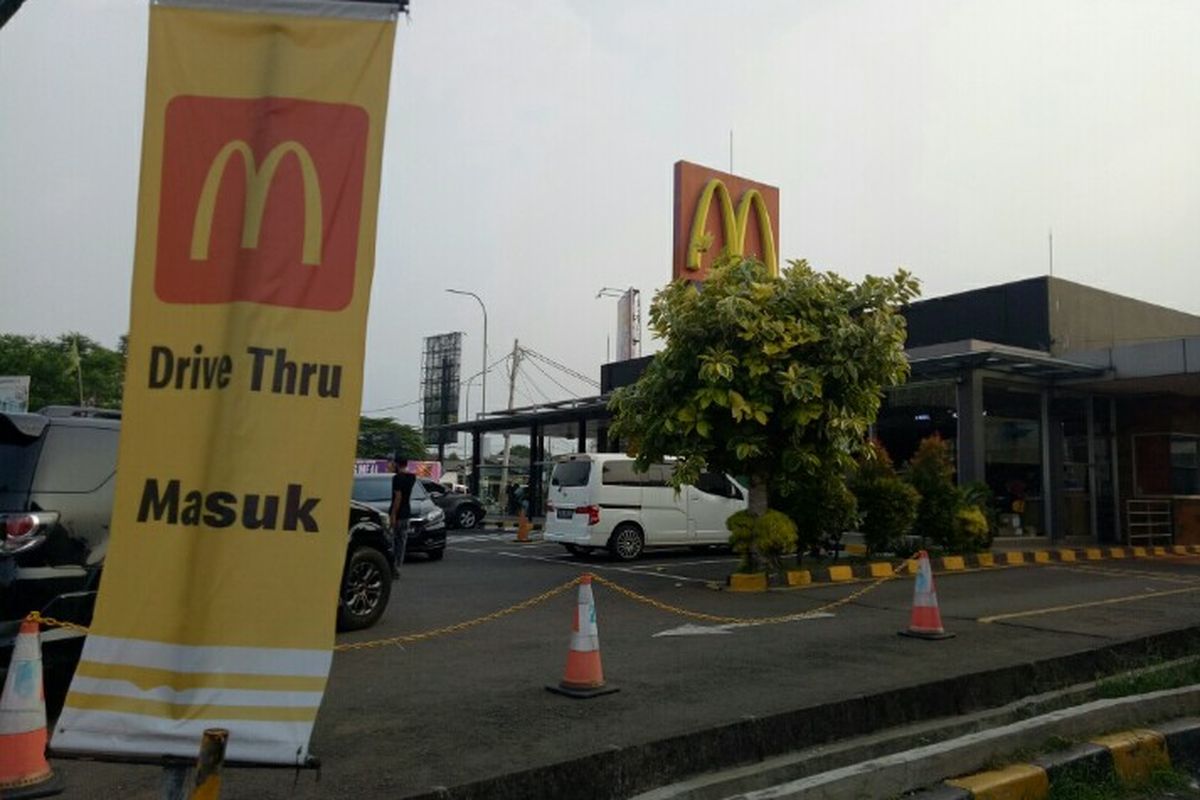 Gerai McDonal's Gaplek, Pamulang Tangerang Selatan, melakukan buka tutup layanan bagi driver ojek online (ojol) penerima order menu BTS Meal.  Hal itu dilakukan restoran siap saji tetsebut setelah menimbulkan antrean panjang sejumlah driver ojol pada Rabu (9/6/2021) siang.