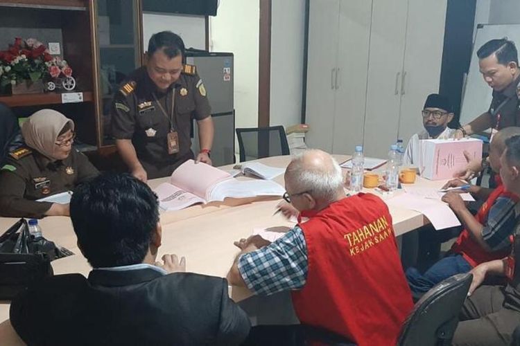 Tersangka kasus mafia tanah yakni Mantan Kepala BPN Lebak AM diserahkan ke penuntut umum atau tahap dua dari penyidik Kejati Banten