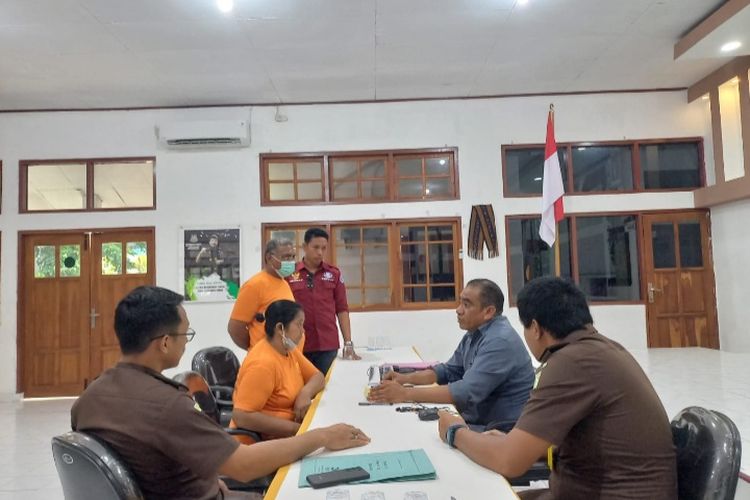 Foto: Penyidik saat menyerahkan tersangka dan barang bukti kasus korupsi dana Covid-19 ke Jaksa Penuntut Umum (JPU) Kejari Flores Timur, Selasa (14/11/2022).