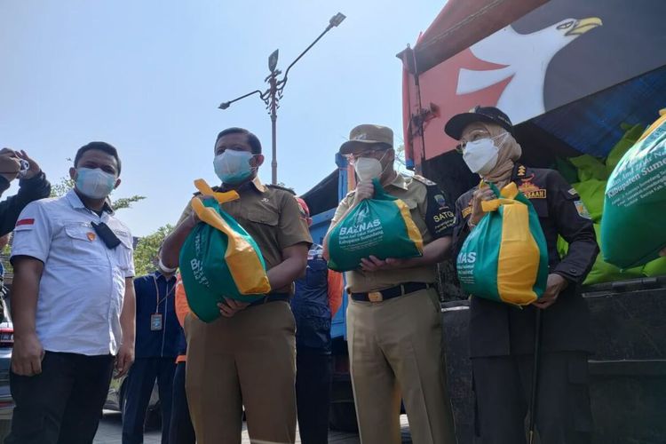 Bupati Sumedang Dony Ahmad Munir saat melepas ribuan paket Bansos untuk warga Sumedang di IPP Sumedang, Senin (19/7/2021). AAM AMINULLAH/KOMPAS.com