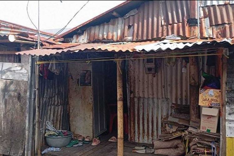 Kondisi rumah Naila S, siswi kelas VI SD yang mendapat beasiswa sekolah rakyat dan hadiah rumah dari presiden Prabowo Subianto, di Jalan Pampang 4, Kecamatan Panakkukang, Kota Makassar, Sulsel, Rabu (7/5/2025).