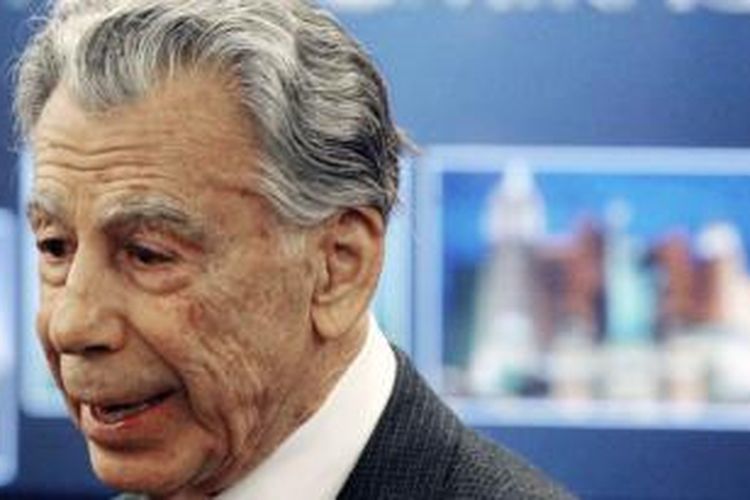 Kirk Kerkorian berbicara kepada media di Las Vegas tahun 2005 .