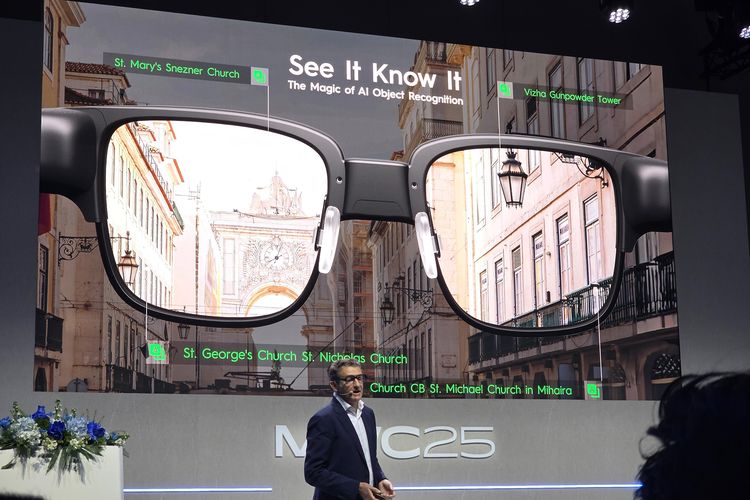 Tecno AI Glasses diintegrasikan dengan asisten Ella dan beragam fitur AI.Ella dapat diaktifkan melalui perintah suara atau sentuhan pada bagian tangkai kacamata. Asisten AI Ella bakal menyediakan informasi real-time, rekomendasi, dan dapat menjalankan berbagai tugas, menjadikan kacamata ini sangat interaktif. 