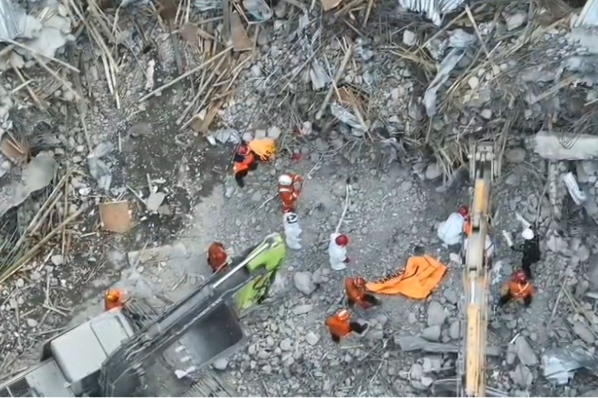 Proses pengangkatan puing bangunan musala Ponpes Al Khoziny Sidoarjo, Minggu (5/10/2025).