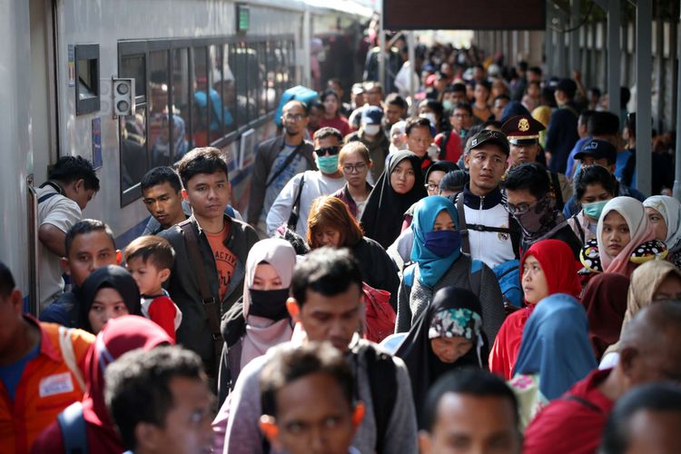 Suasana arus balik mudik Lebaran di Stasiun Pasar Senen, Jakarta Pusat, Selasa (19/6/2018). Hingga pukul 09.00 wib jumlah penumpang turun di Stasiun Senen mencapai 22.731 penumpang.