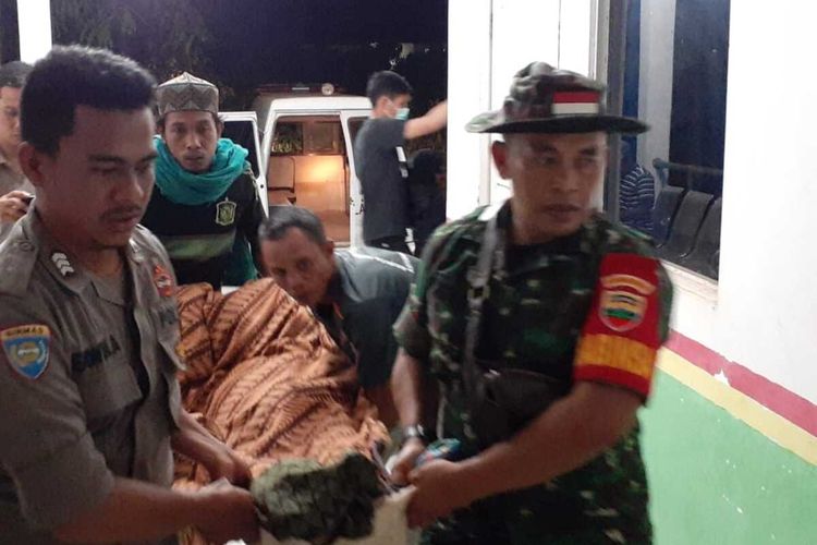 Petugas kepolisian dan TNI bersama warga mengevakuasi jasad Darmawan (42) yang tewas diterkam harimau saa mencari kayu di kawasan hutan di Desa Tanjung Simpang, Kecamatan Pelangiran, Kabupaten Inhil, Riau, Kamis (30/1/2020).