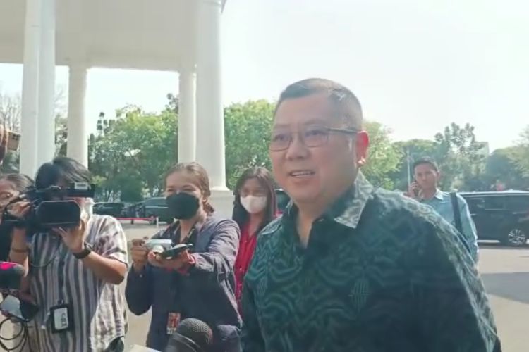 Ketua Umum Partai Persatuan Indonesia (Perindo) Hary Tanoesoedibjo di Kompleks Istana Kepresidenan, Jakarta, Senin (15/5/2023).