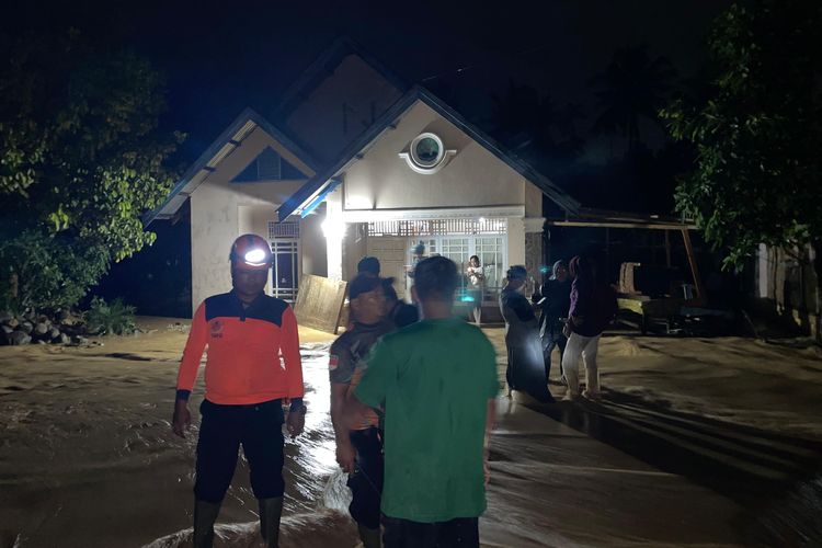 Banjir Terjang Padang setelah Tanggul Baru Jebol, Warga Terjebak 3 Jam
