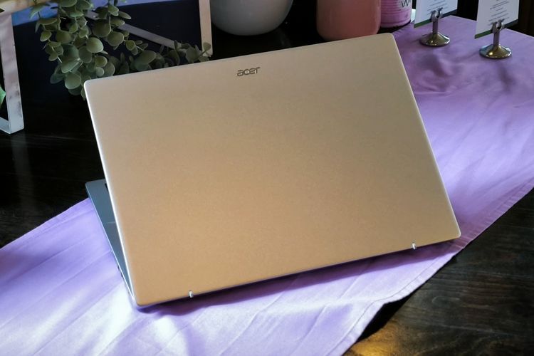 Punggung laptop Acer Swift Go 14 OLED.
