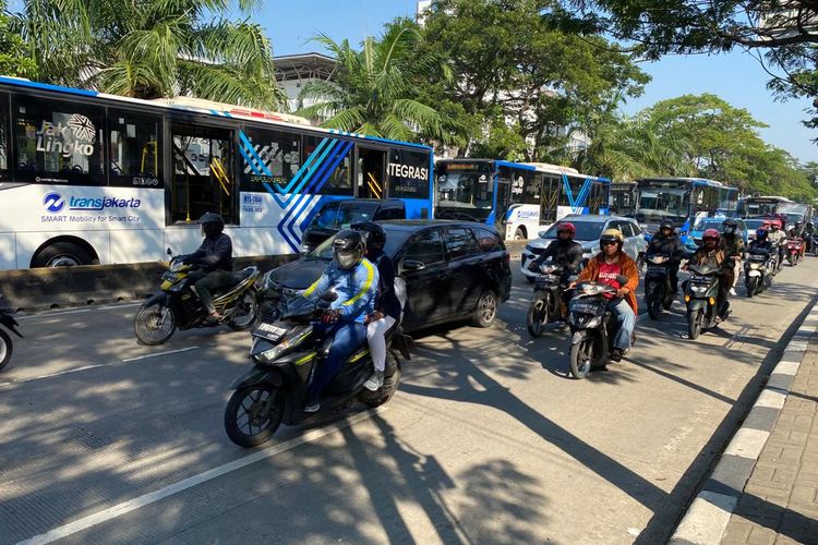 Kemacetan terjadi di Jalan Daan Mogot, Jakarta Barat imbas bus transjakarta mogok di Halte Indosiar, Selasa (18/7/2023). 