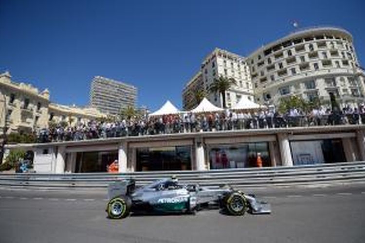 Pebalap Mercedes asal Inggris, Nico Rosberg, memacu mobilnya di Sirkuit Monaco pada sesi latihan ketiga GP Monaco, Sabtu (24/5/2014).