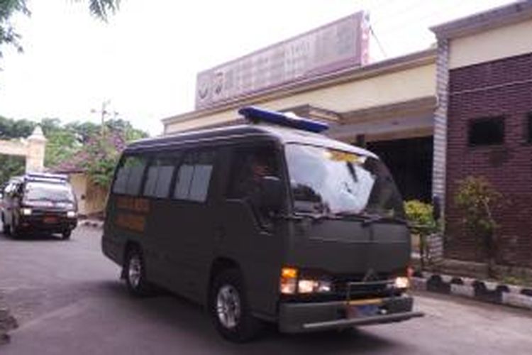 Tiga mobil jenazah tiba di RS Bhayangkara Surabaya, Kamis (1/1/2015) sekitar pukul 12.45. Ketiga mobil jenazah membawa empat jenazah korban AirAsia QZ8501 yang diperkirakan jatuh di sekitar perairan Pangkalan Bun, Kalimantan Tengah.