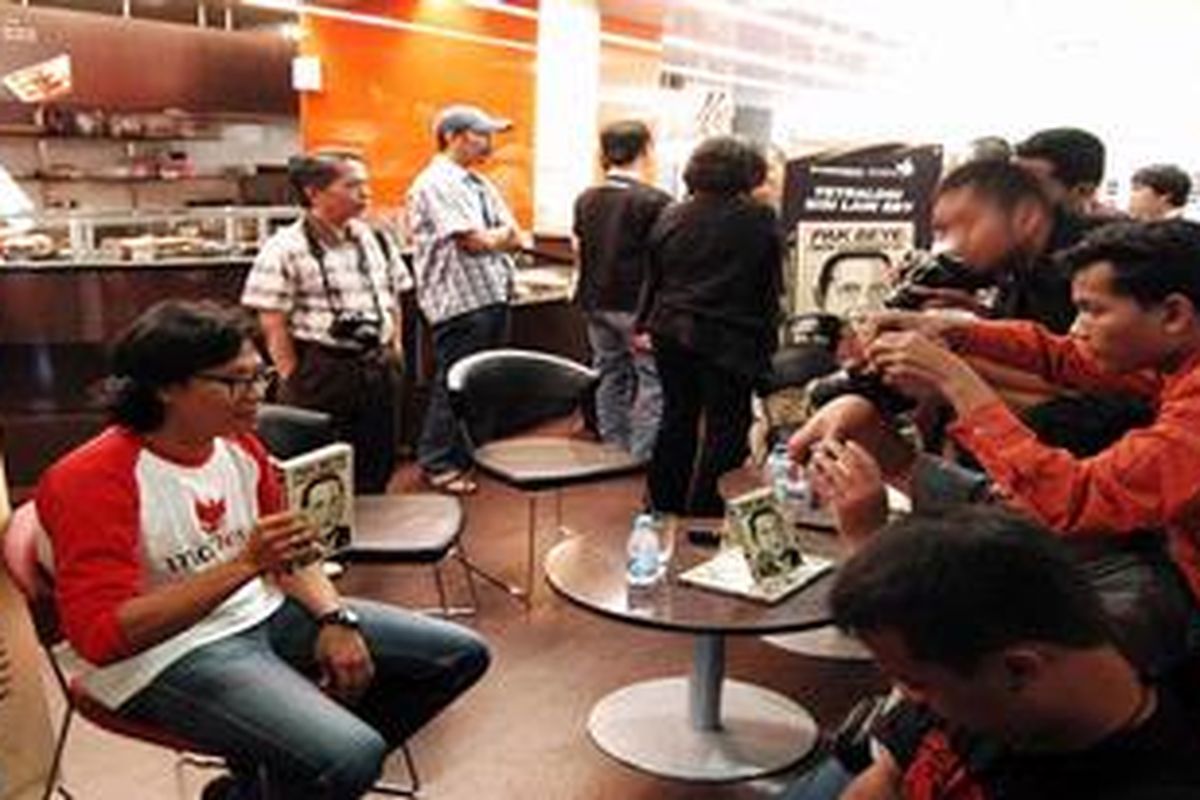 Penulis buku Pak Beye dan Istananya, Anton Wisno Nugroho, difoto usai peluncuran buku di Toko Buku Gramedia Grand Indonesia, Rabu (4/8).