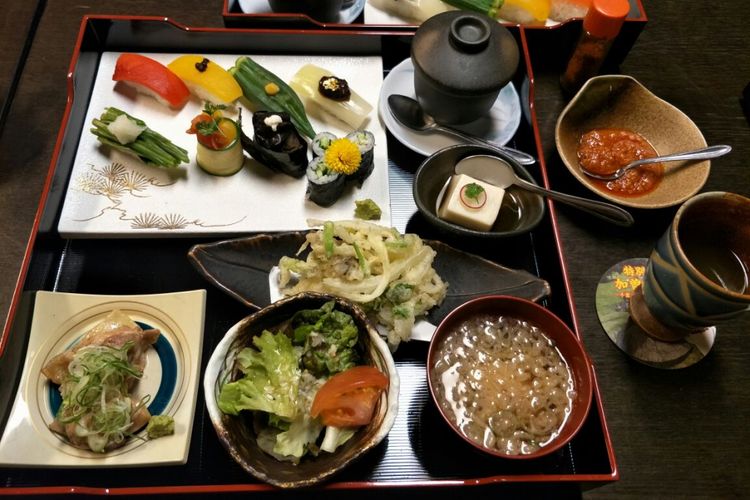 Sushi yang diberi toping sayuran di Chiba, Jepang.