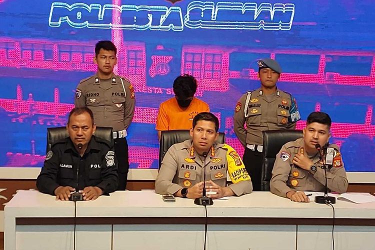 Pelaku tabrak lari berinisial MA (20) mahasiswa warga Sulawesi Tengah saat dihadirkan dalam jumpa pers di Polresta Sleman. Korban meninggal dalam peristiwa tabrak lari di ring road Jalan Padjajaran Kapanewon Mlati, Kabupaten Sleman berinisial S (45) warga Ngaglik.