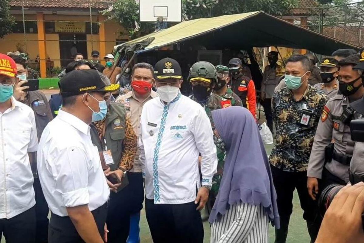 Menko PMK Muhadjir Effendy meminta relawan dan tim SAR gabungan di lokasi longsor Sumedang, tidak melupakan protokol kesehatan. AAM AMINULLAH/KOMPAS.com