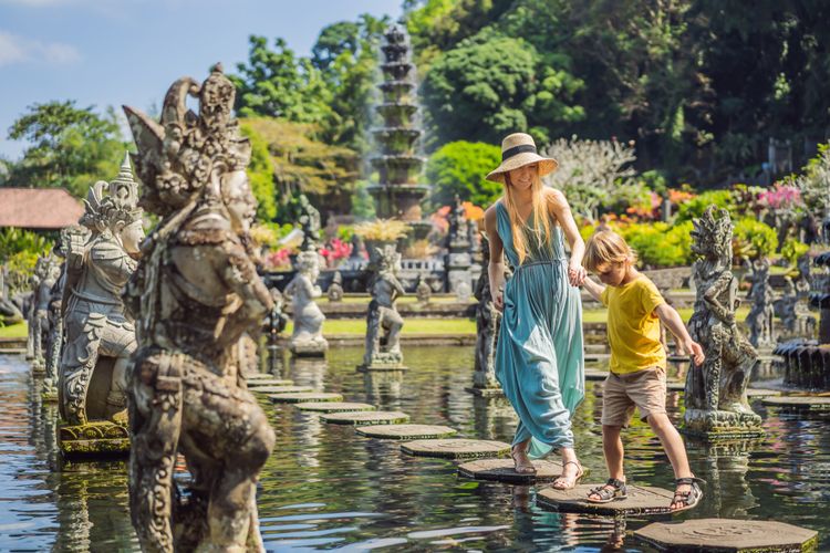 Ilustrasi turis mengunjungi Taman Tirta Gangga, Bali