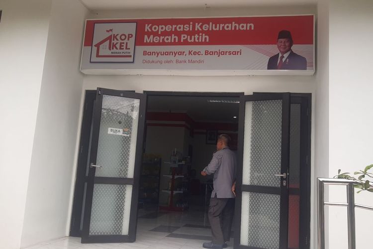 Koperasi Kelurahan Merah Putih Banyuanyar di Solo, Jawa Tengah.