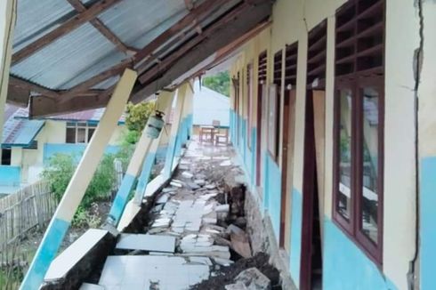 Selama 3 Tahun Siswa SMP di Maluku Harus Belajar di Kelas yang Hampir Ambruk