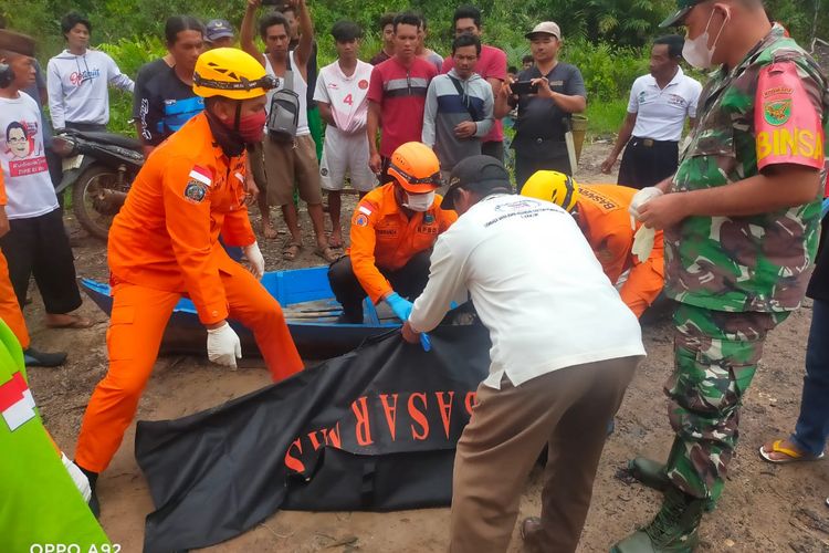 Tim SAR mengevakuasi jasad Ali yang tewas tenggelam di Sungai Desa Pangkalberas, Bangka Barat, Kepulauan Bangka Belitung, Sabtu (9/4/2022).