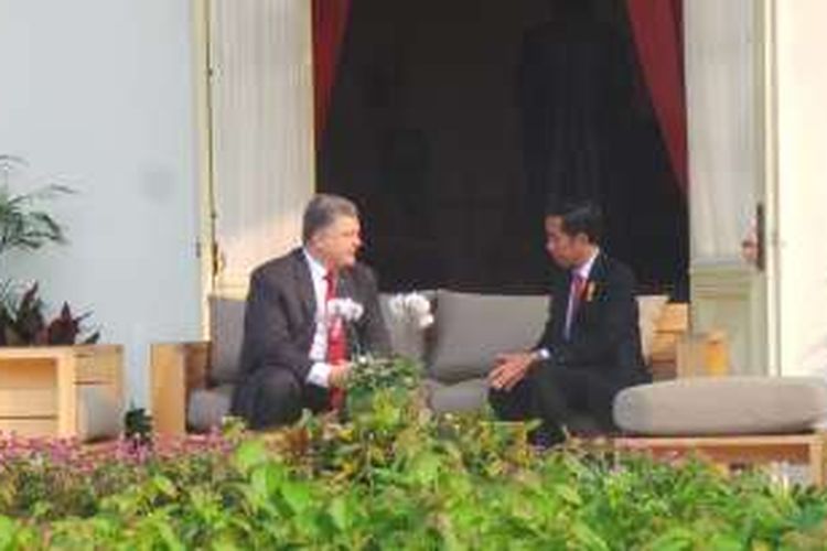 Presiden Joko Widodo berbincang santai dengan Presiden Ukraina Petro Poroschenko di teras belakang Istana Merdeka,  Jakarta,  Jumat (5/8/2016).