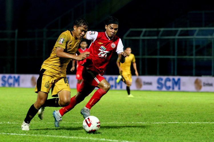 Pemain Bhayangkara Solo FC, Adam Alis (kiri) dijaga ketat pemain Persija Jakarta Novri Setiawan pada laga ketiga babak penyisihan Piala Menpora 2021 yang berakhir dengan skor 1-2 di Stadion Kanjuruhan Kabupaten Malang, Jawa Timur, Rabu (31/03/2021) malam.