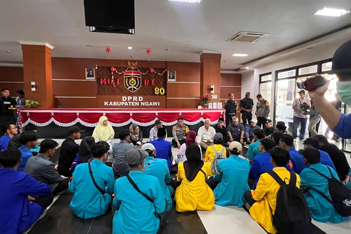 SAMPAIKAN ASPIRASI—Ratusan pengunjuk rasa menyampaikan aspirasi saat menggelar unjuk rasa di DPRD Kabupaten Ngawi, Jawa Timur, Senin (1/9/2025).