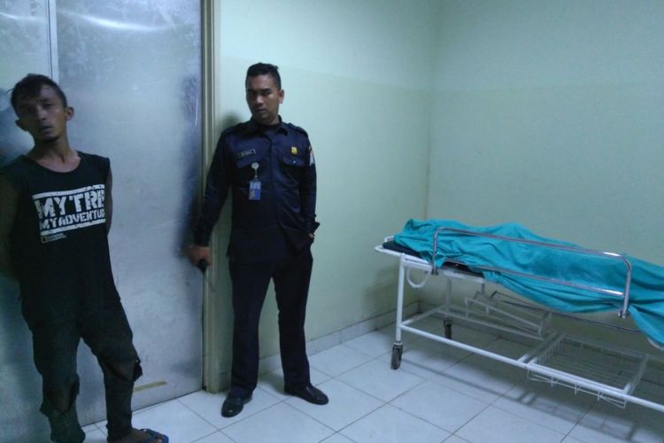 Korban Paidi saat di ruang kamar jenazah RS Bhari Palembang, Senin (16/4/2018).