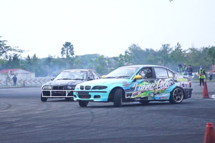 Pebalap drift sedang beraksi di Edutown Drift Practice 2022.