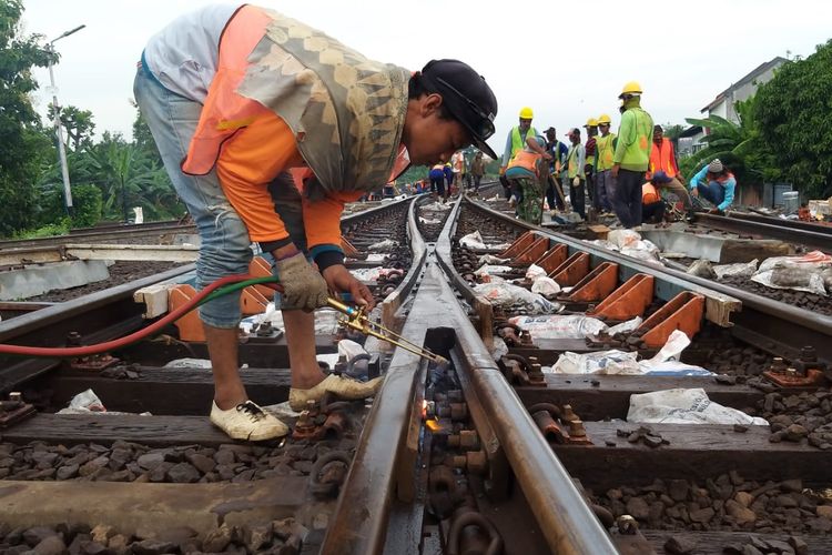  Petugas PT KAI Daop 7 Madiun sementara melakukan pemindahan jalur lama ke jalur baru di tiga stasiun yakni Nganjuk, Sukomoro dan Baron, Kamis ( 14/3/2018) 