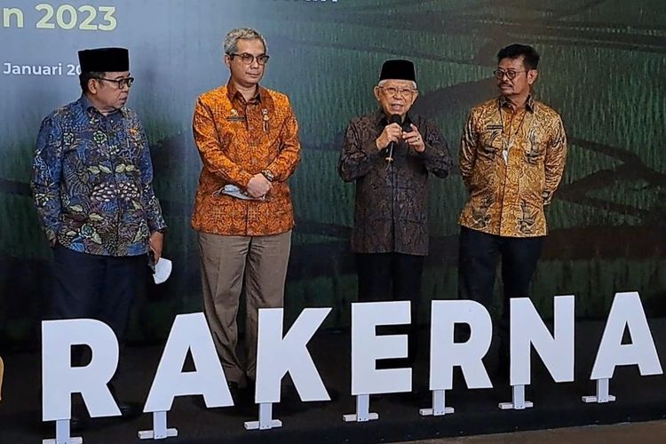 Wakil Presiden Ma'ruf Amin memberikan keterangan pers seusai Rapat Kerja Nasional Pembangunan Pertanian di Gedung Bidakara, Jakarta, Rabu (25/1/2023).