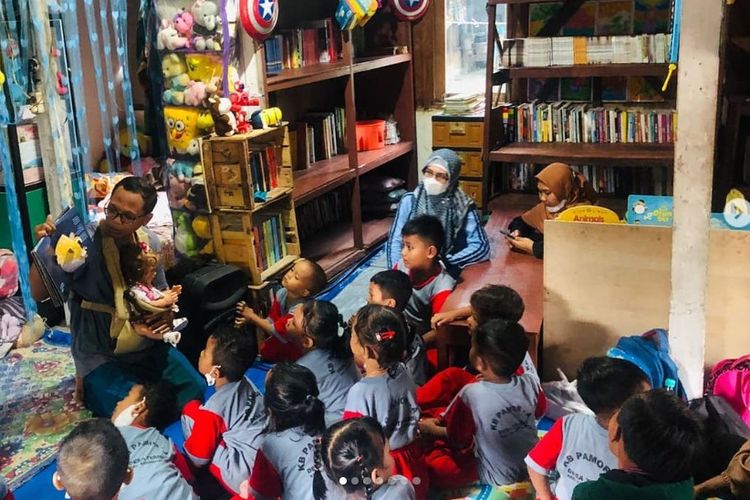 Anak-anak dari berbagai usia suka datang untuk bermain dan membaca bersama di Rumah Baca Bintang.