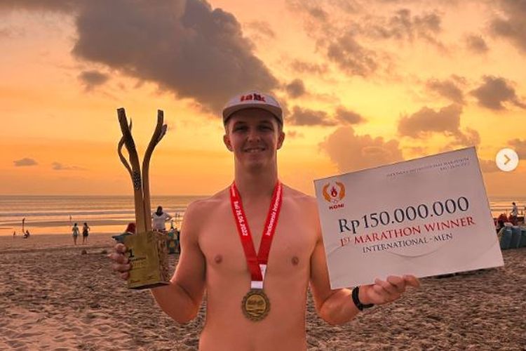 Pelari asal Australia, Jack Ahearn, mengangkat trofi Indonesia International Marathon 2022. Jack yang menjadi juara kategori Male International pada lomba yang digelar di Bali pada 26 Juni 2022 mengaku belum menerima hadiah dari pihak penyelenggara. (Sumber foto: Tangkapan layar Instagram Jack Ahearn)