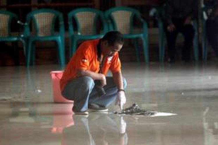 Polisi berada di lokasi ledakan di Vihara Ekayana Buddhist Centre, Jakarta Barat, Senin (5/8/2013). Terjadi ledakan bom berdaya ledak kecil dan ditemukan sebuah bom yang gagal meledak di dalam vihara pada Minggu malam.