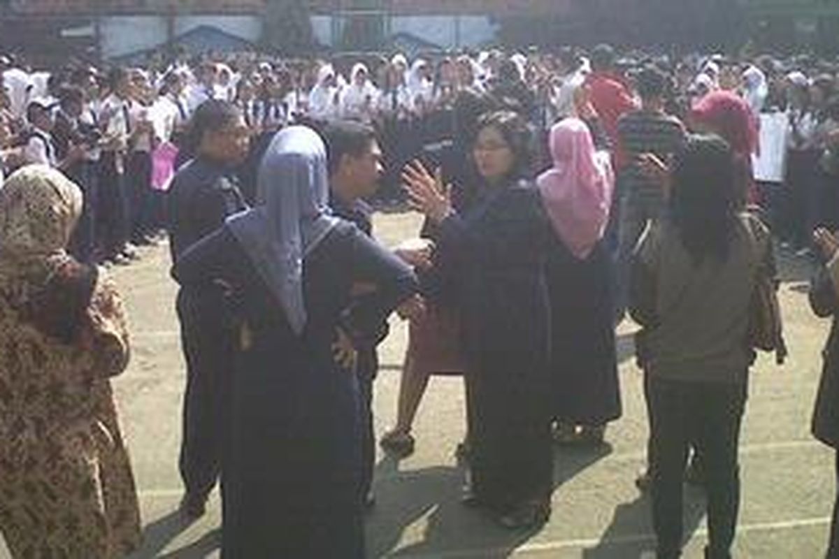 Ratusan pelajar beserta guru-guru SMP Negeri 9, yang terletak di di jalan Usman, Kelurahan Kelapa Dua Wetan, Kecamatan Ciracas, Jakarta Timur, hari ini berdemo di halaman sekolah menolak mutasi yang dilakukan oleh Kepala Sekolah (Kepsek) SMPN 9, terhadap 5 orang guru.