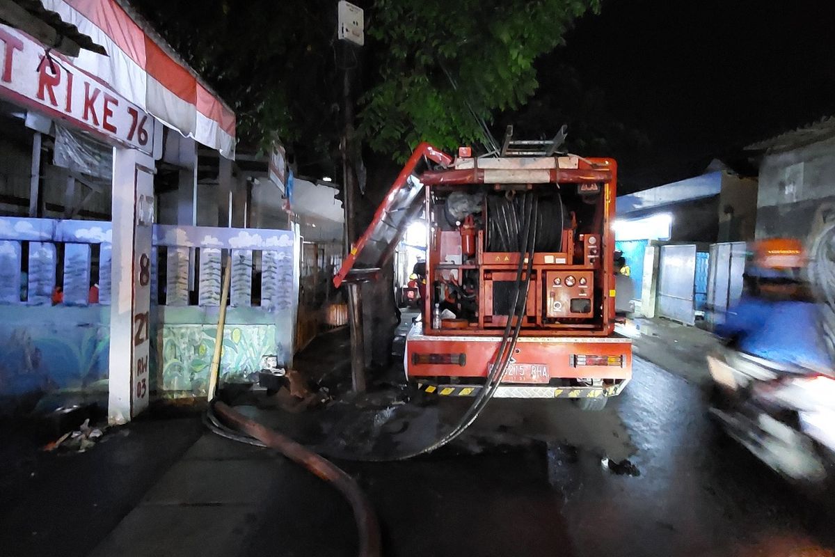 Mobil penyedot air dari Sudin Gulkarmat Jakarta Barat tengah memindahkan air di beberapa gang di Jalan Lingkungan III, pada Kamis (20/1/2022).