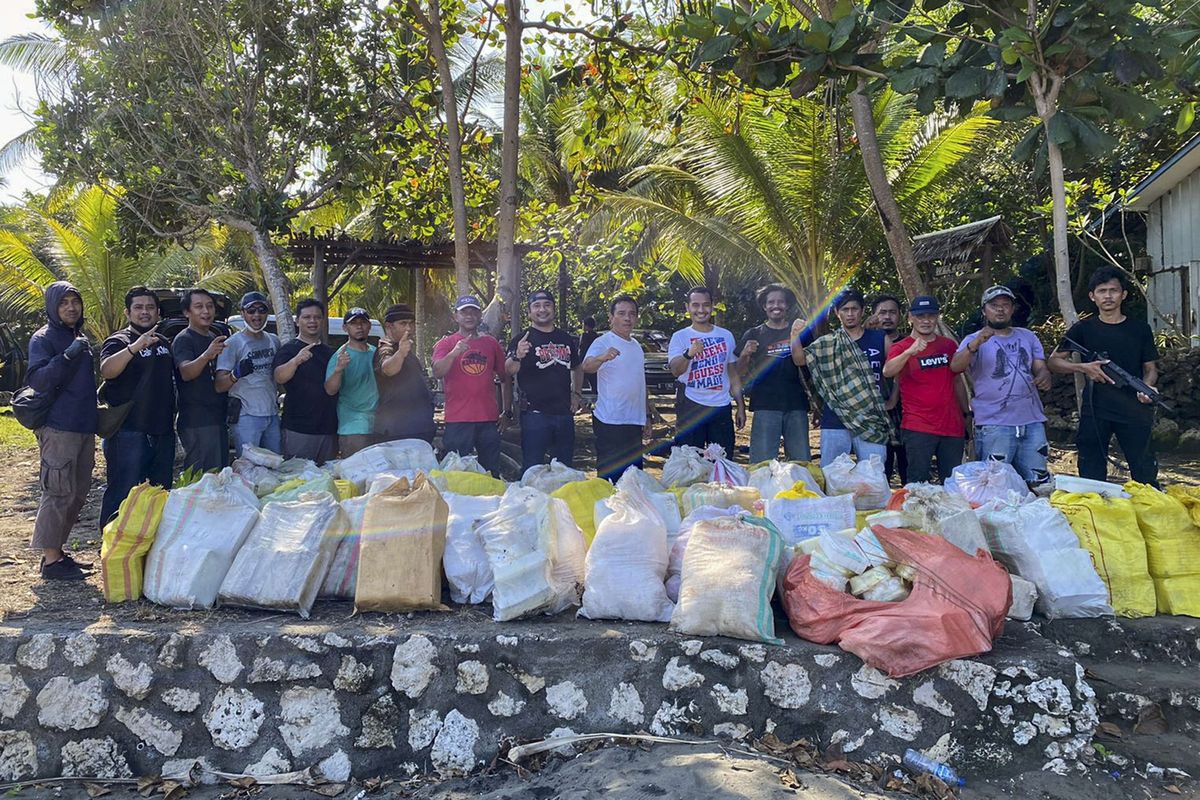 Tim Direktorat Reserse Narkoba Polda Jawa Barat menunjukan barang bukti narkotika jenis sabu saat menggagalkan penyelundupan sabu melalui jalur laut di Pantai Mandasari, Kecamatan Parigi, KabupatenPangandaran, Jawa Barat, Rabu (16/3/2022). Direktorat Reserse Narkoba Polda Jawa Barat menggagalkan penyelundupan sabu dari Iran sebanyak satu ton dan mengamankan empat orang pelaku.