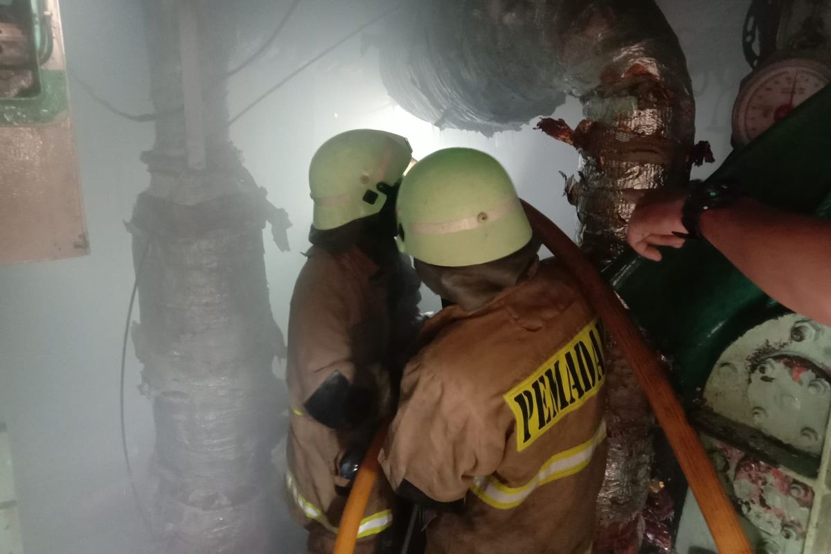 Sebuah kapal ikan di Dermaga Timur, Penjaringan, Jakarta Utara, terbakar pada Selasa (2/8/2022). Api muncul dari ruang mesin.