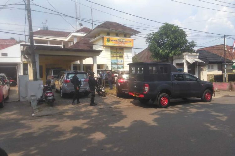 Lokasi penggeledahan sekretariat Ikatan Keluarga Musi Banyuasin (IKA-Muba) yang berada di Jalan Talang Kerangga,Kelurahan Bukit Kecil, Kecamatan Ilir Barat II Palembang, Sumatera Selatan yang digeledah oleh penyidik dari Komisi Pemberantasan Korupsi (KPK), Sabtu (23/10/2021).