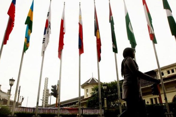 Seluruh bendera peserta Konferensi Asia Afrika (KAA) dikibarkan di pelataran Gedung Merdeka, Bandung, Jawa Barat, saat peringatan 58 Tahun KAA, Kamis (18/4/2013). Konferensi yang melahirkan Dasasila Bandung ini menjadi bukti peranan Indonesia dalam dukungan kemedekaan bagi negara-negara dunia ketiga dan bagian sejarah perdamaian dunia. KAA I berlangsung di Gedung Merdeka pada tanggal 18-24 April 1955.