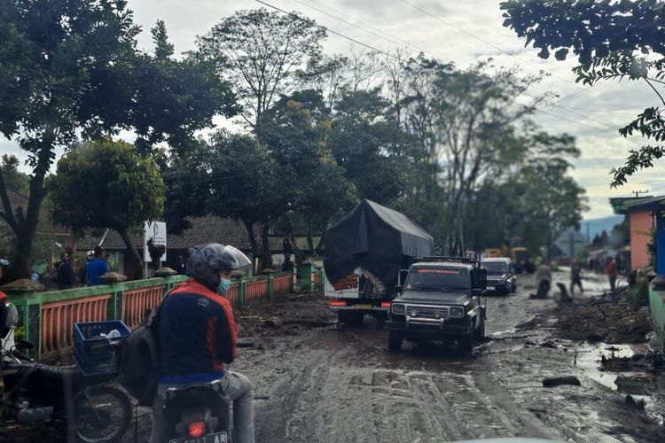 Lokasi jalan Desa Sempol yang dilalui banjir, Senin (13/2/2023).