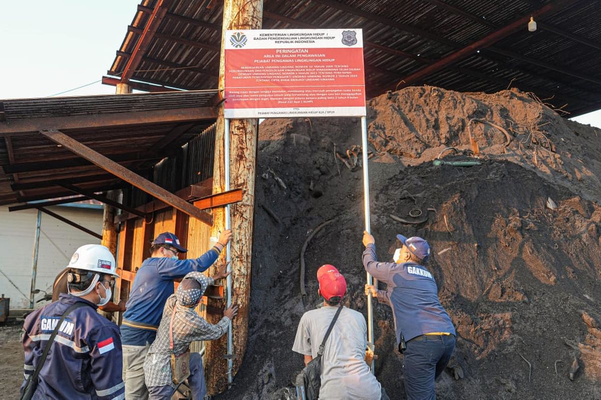 Menteri LH menyegel dua pabrik peleburan logam di Bekasi karena terbukti melanggar aturan lingkungan.