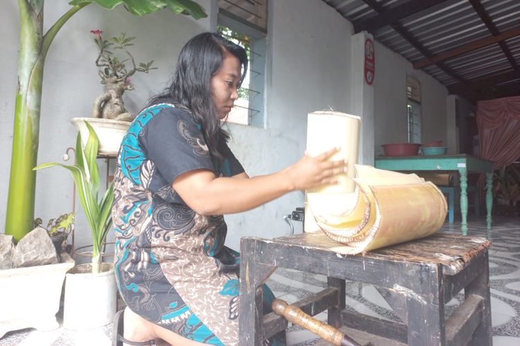 Ika Wulandari saat mengiris pelepah pisang untuk diolah menjadi keripik