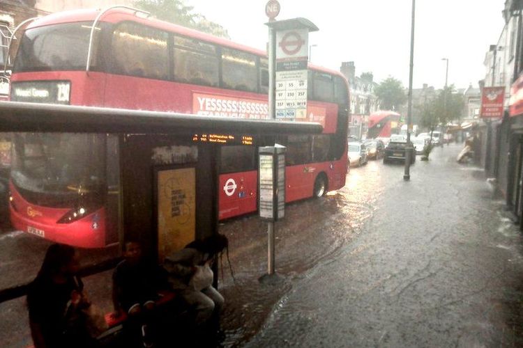 Banjir di tepi jalan di Bakers Arms, Walthamstow yang diunggah warga Inggris di Twitter. [Chris Date/Twitter Via BBC]