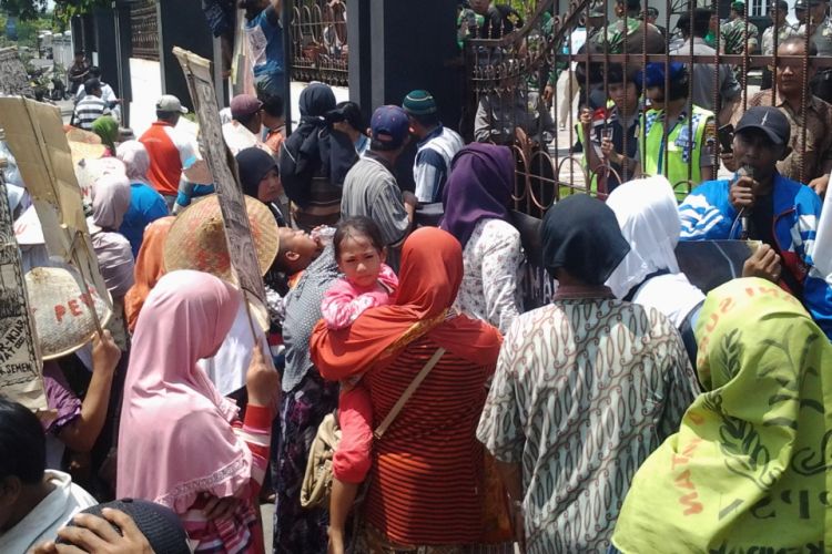 Petani Surokonto Wetan Pageruyung Kendal, saat gelar aksi demo di Kejari. KOMPAS.Com / Slamet Priyatin 