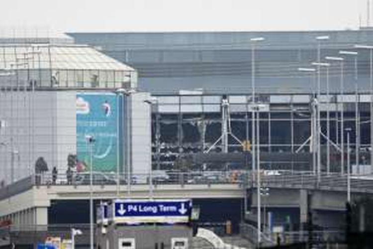 Foto kerusakan di Bandara Brussels, Belgia akibat dua ledakan bom pada Selasa (22/3/2016). Ledakan menyebabkan belasan orang meninggal dunia.