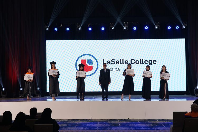 LaSalle College Jakarta menggelar acara kelulusan untuk siswa angkatan 2020/2021 pada 1 Oktober 2021. Wisuda  yang mengangkat tema Madaka ini diadakan secara luring dengan menerapkan standar protokol kesehatan ketat.